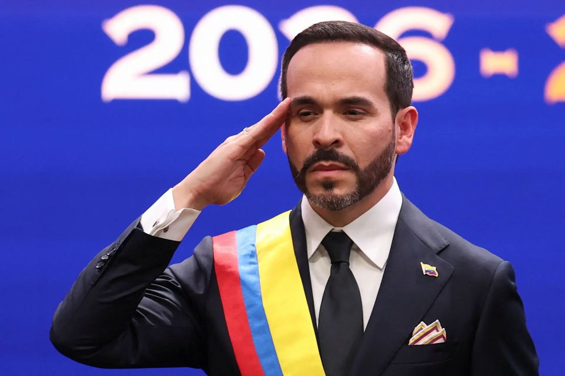 De la Espriella assume Colômbia prometendo reduzir impostos dos mais ricos, congelar gastos e endurecer combate ao crime
