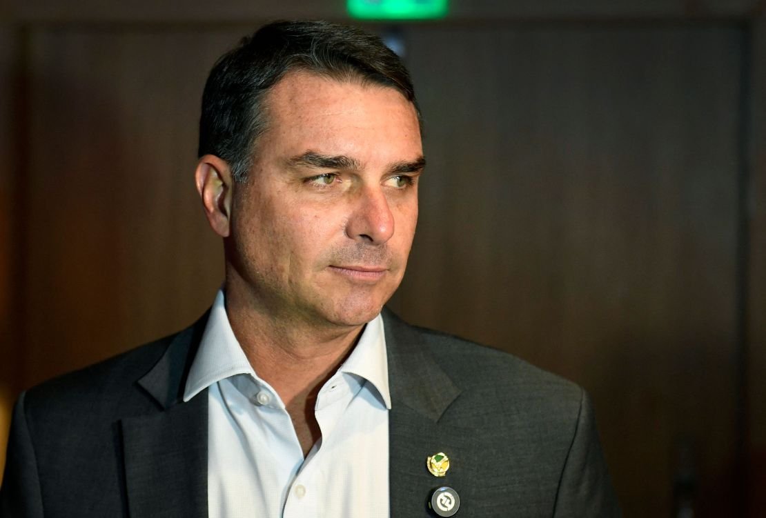 Fraude, alertas e e-mail aberto: o que se sabe sobre a falsa filiação de Flávio