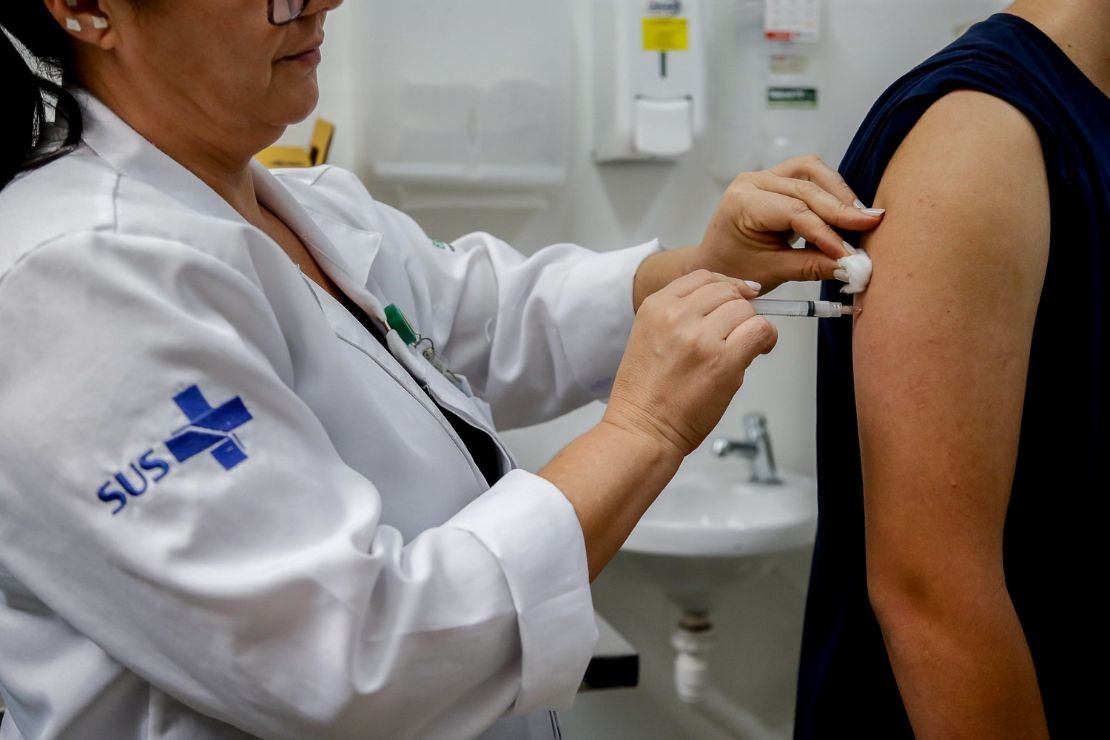 Enquanto Trump e os Bolsonaro espalham discurso antivacina, Brasil reforça imunização através do SUS