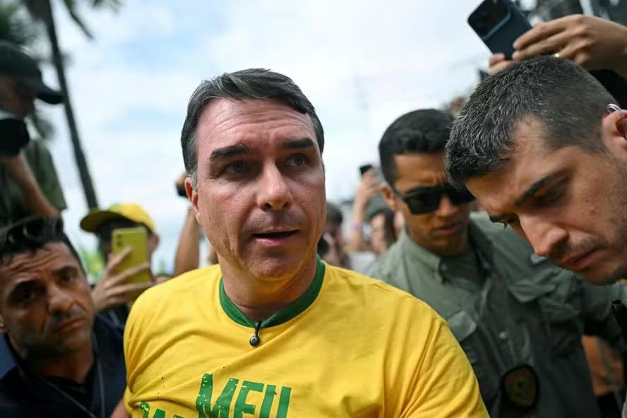 ‘Vão parar no tempo?’, diz Flávio Bolsonaro ao ser cobrado por prestação de contas de filme