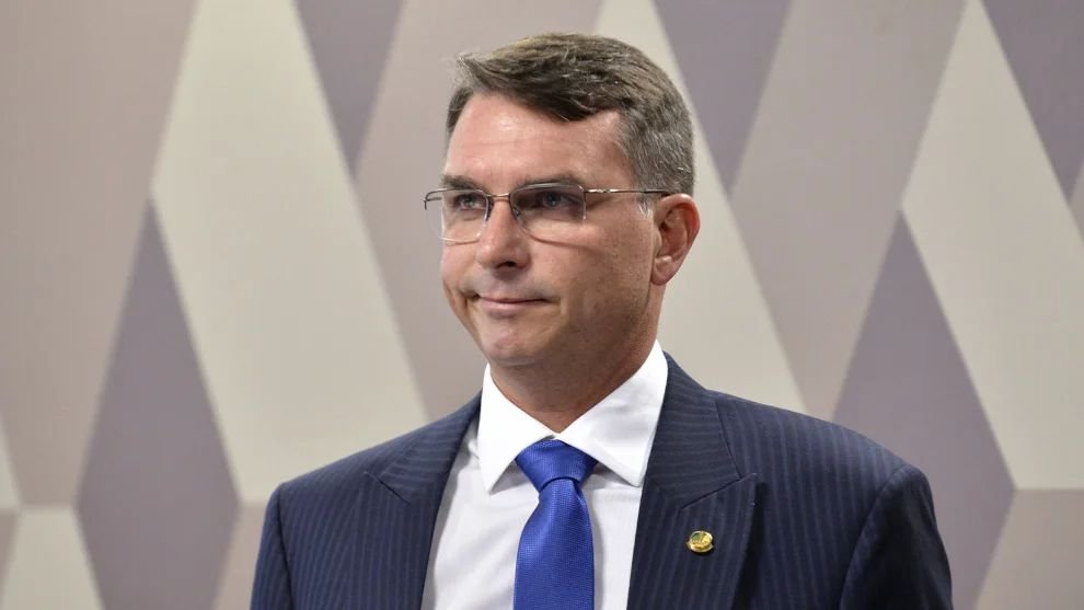 Flávio Bolsonaro e PL tentam manter escala 6×1 e partido sugere emendas à PEC