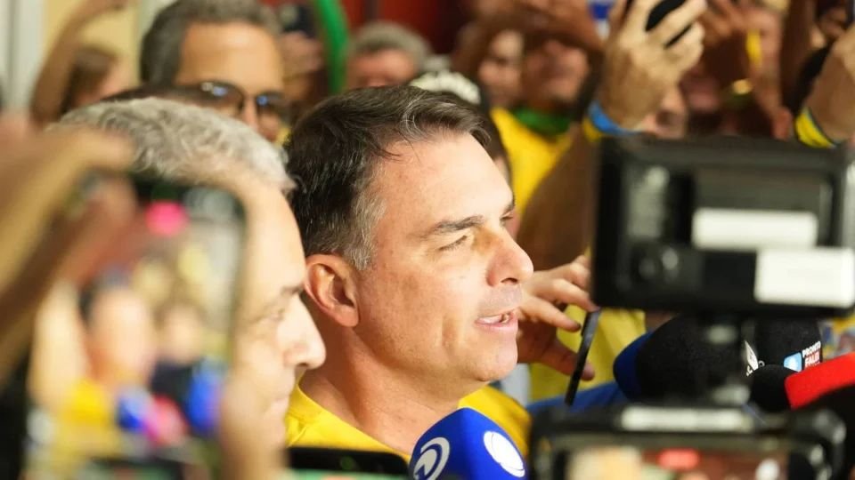 Flávio Bolsonaro evita dizer como votará sobre 6×1 e diz que trabalhador deve ter liberdade