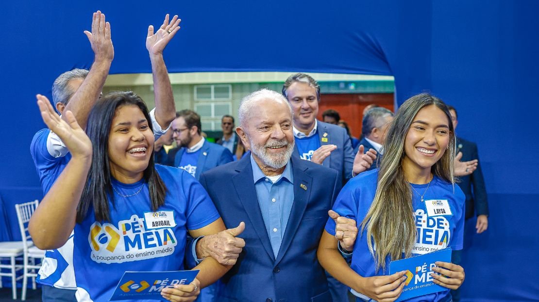 Lula anuncia Pé-de-Meia para todos os alunos do ensino médio público em 2027