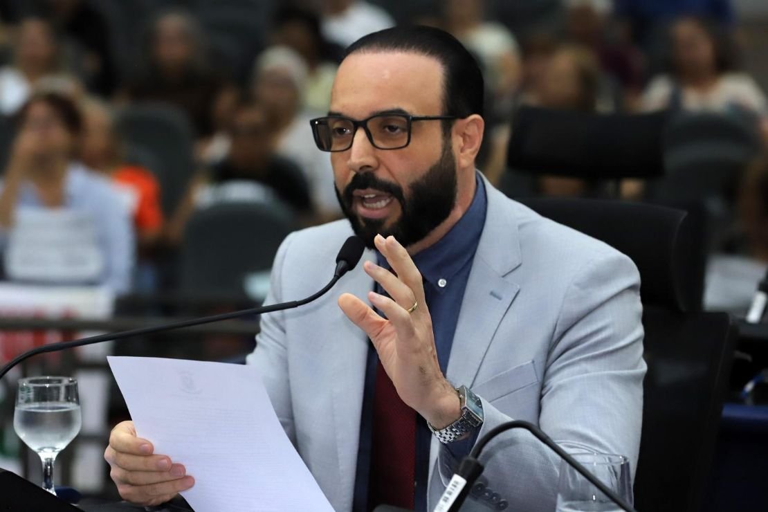 Projetos do Professor Juari propõem valorização de aposentados e especialistas em educação