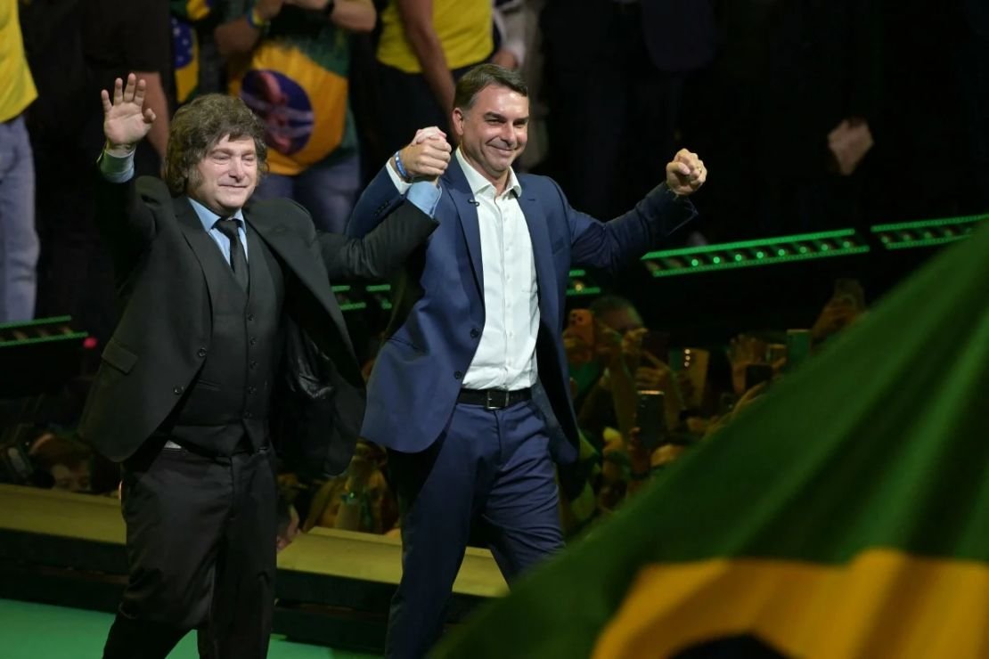 Com Argentina em crise econômica, Flávio Bolsonaro quer usar Milei como modelo