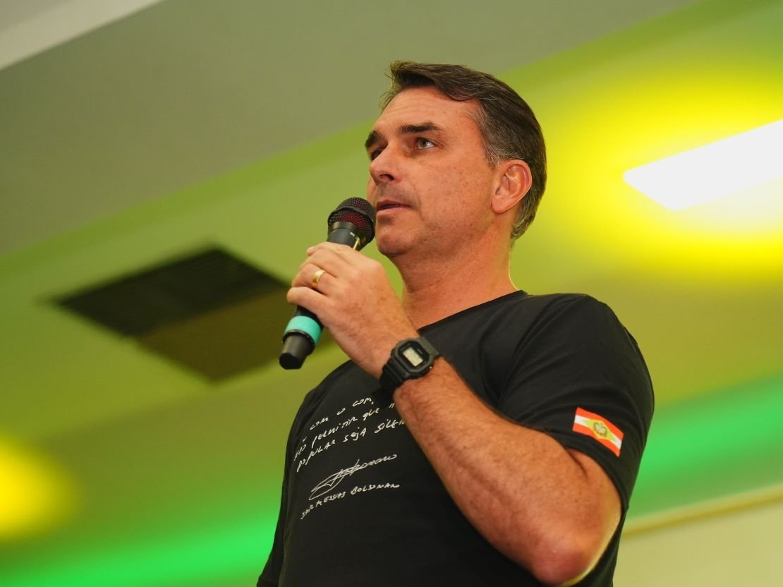 Flávio Bolsonaro se diz contra o fim das bets e critica Lula