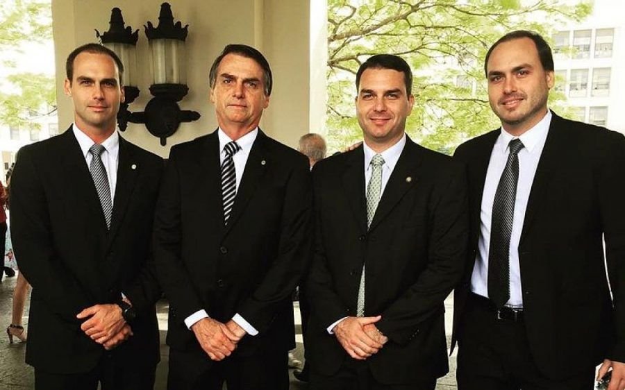 Família Bolsonaro negociou 107 imóveis; pagamentos em dinheiro vivo foram identificados em pelo menos 51