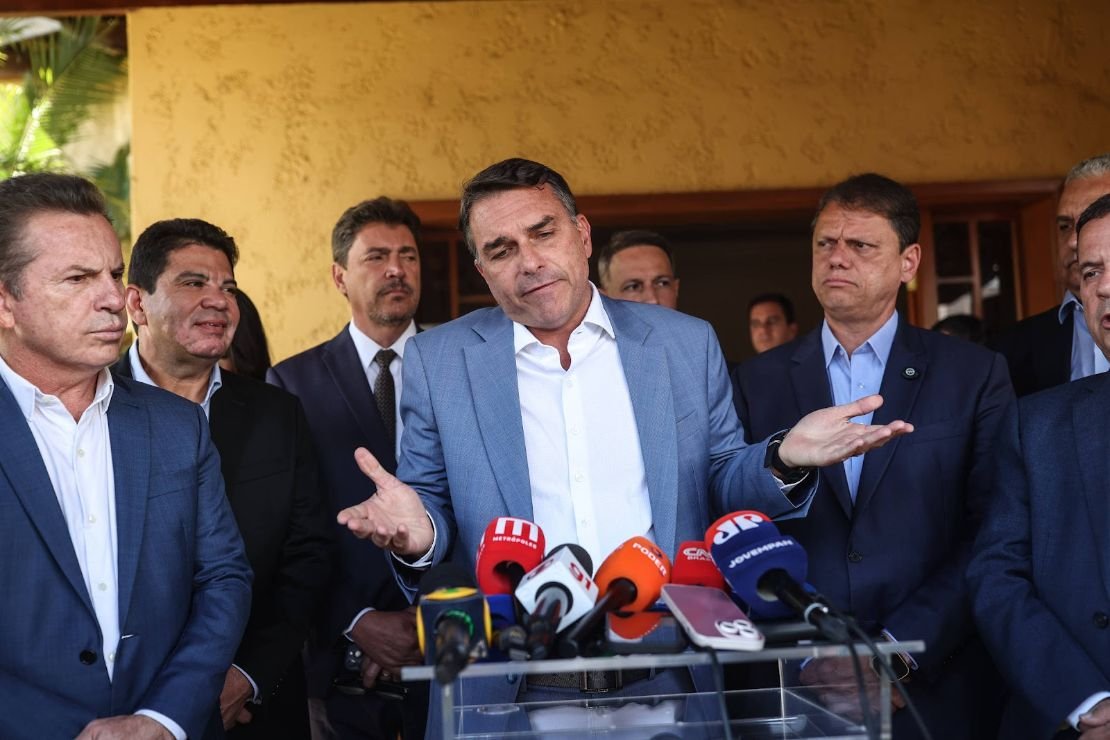 Flávio Bolsonaro chama fim da 6x1 de “oportunismo” e defende modelo em que trabalhador recebe pelas horas trabalhadas