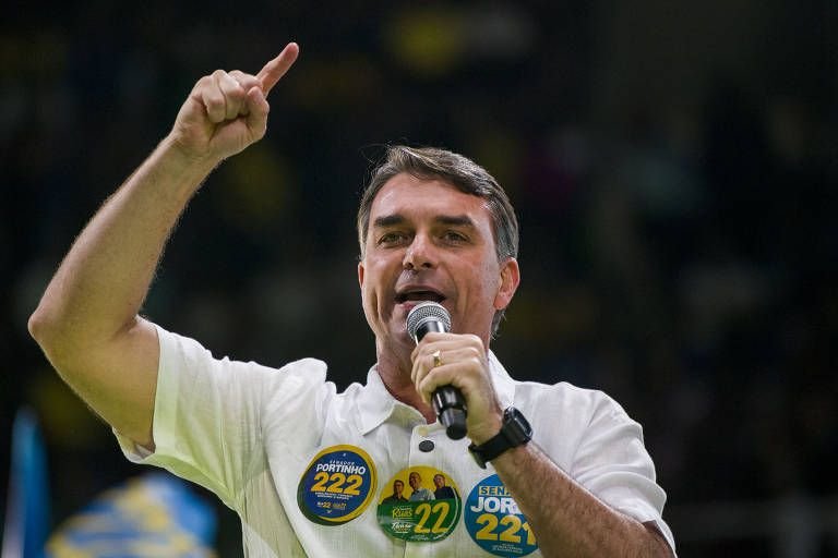 Flávio Bolsonaro diz que vai usar maioria no Congresso para mudar Constituição