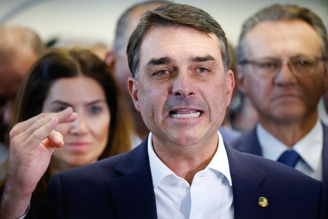Flávio Bolsonaro que se ausentou em 43% das votações nominais no Senado, critica fim da escala 6x1
