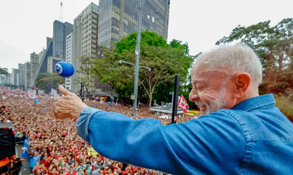 Com multidão na Paulista, Lula celebra apoio da juventude e reforça risco Bolsonaro