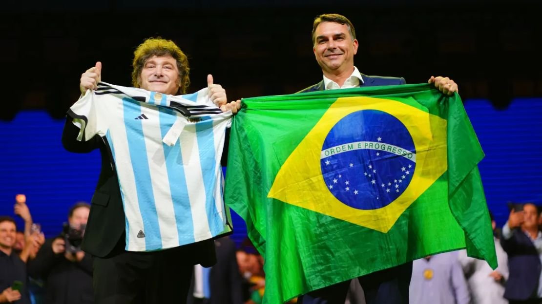 Argentina de Milei perde 32 mil empregadores; modelo econômico é inspiração declarada de Flávio Bolsonaro