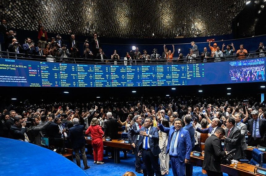 Esquerda e direita votam juntas no Senado e aprovam o fim da escala 6x1