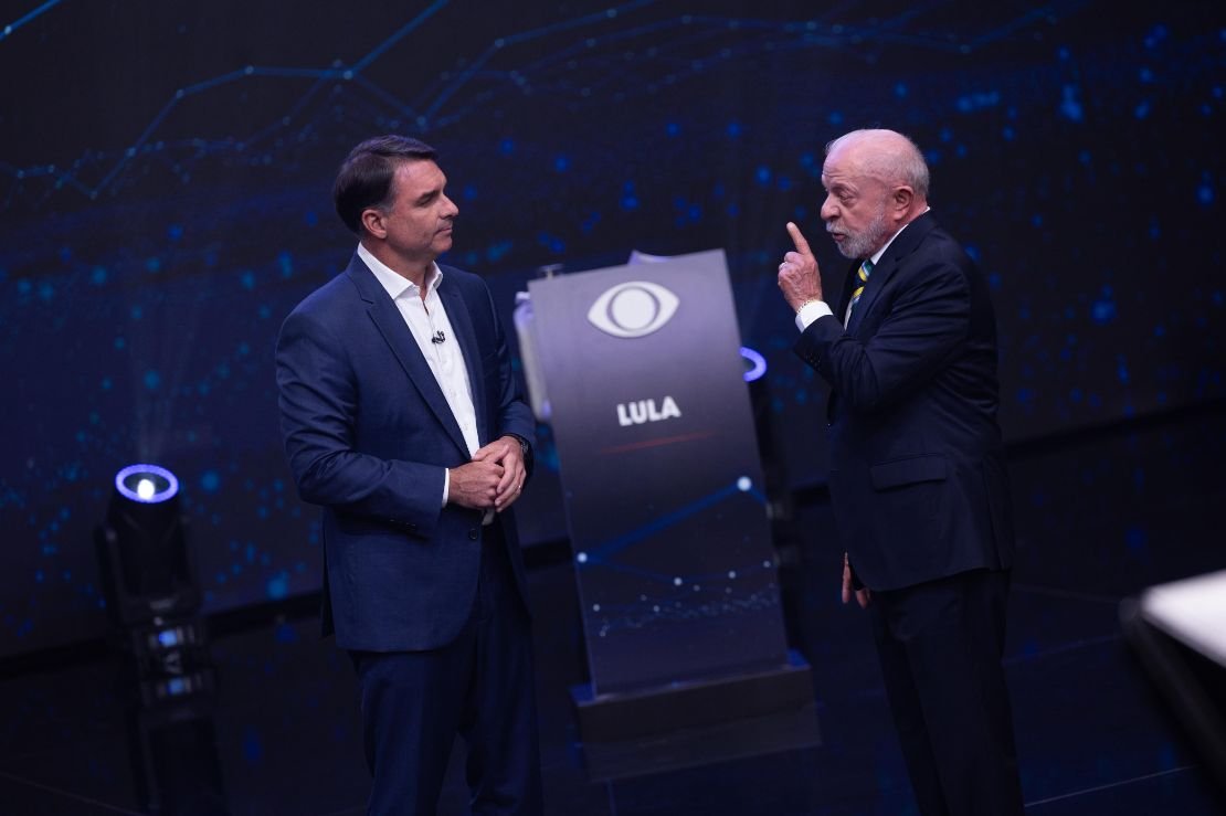 Flávio foge de perguntas sobre Vorcaro, patrimônio e pandemia em debate