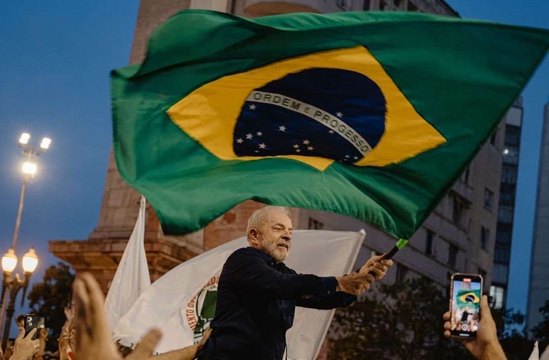 Lula é reeleito presidente do Brasil e garante novo mandato até 2030