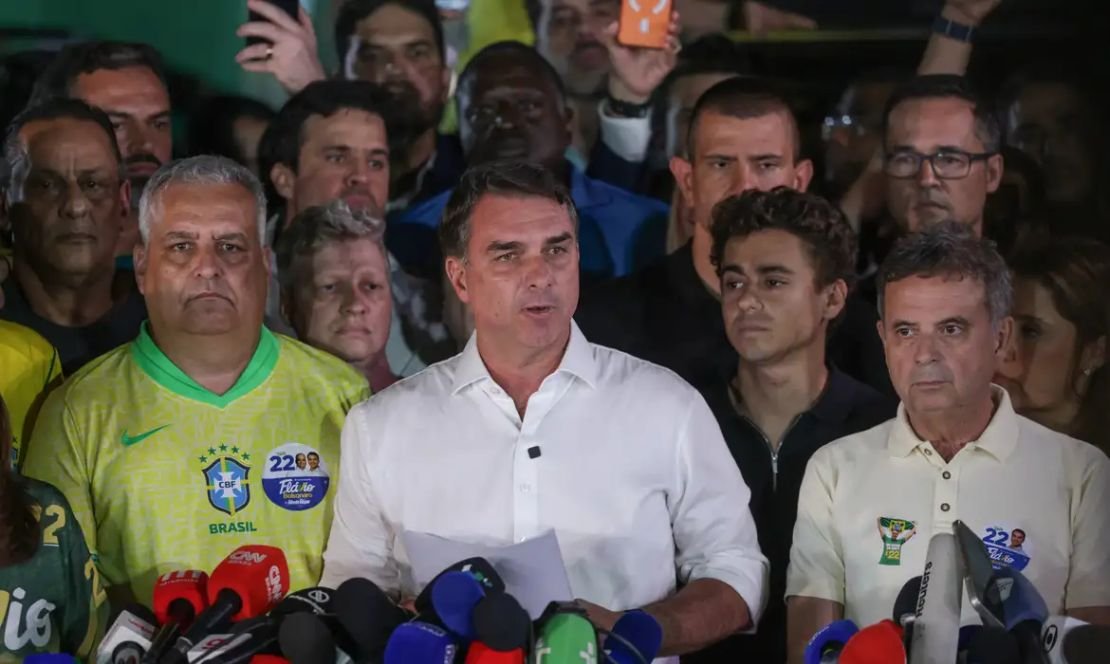 Derrotado nas urnas, Flávio Bolsonaro anuncia pedido de anulação das eleições após vitória de Lula