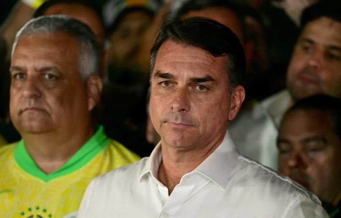 Derrotado por 4,4 milhões de votos, Flávio Bolsonaro questiona resultado das urnas