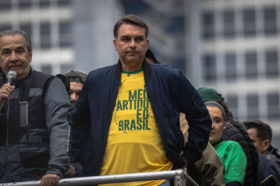 Flávio Bolsonaro não entrega passaportes no prazo enquanto seu partido reconhece vitória de Lula